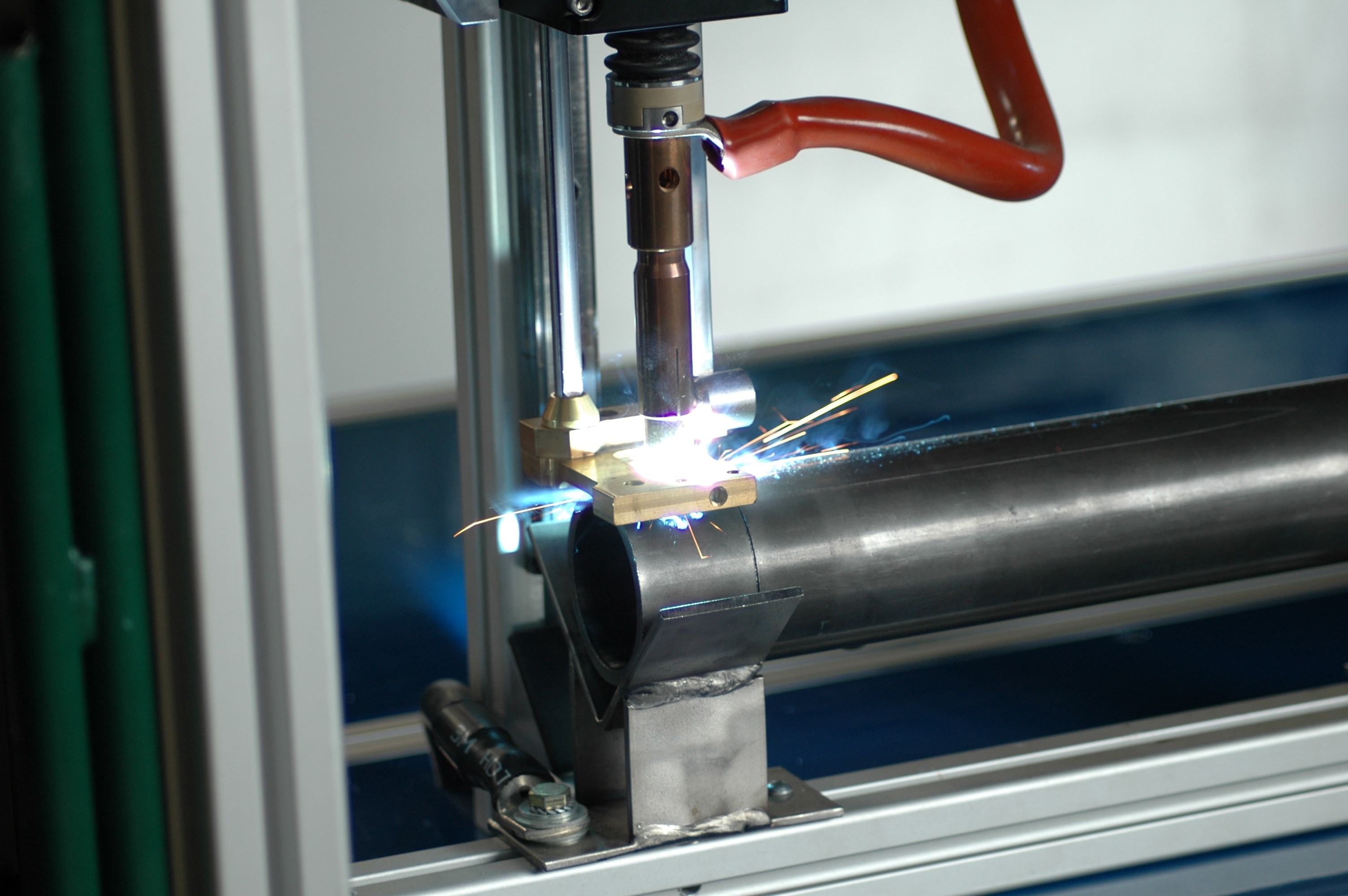 Snellere en goedkopere productie van hydraulische cilinders door toepassing van stiftlassen. 