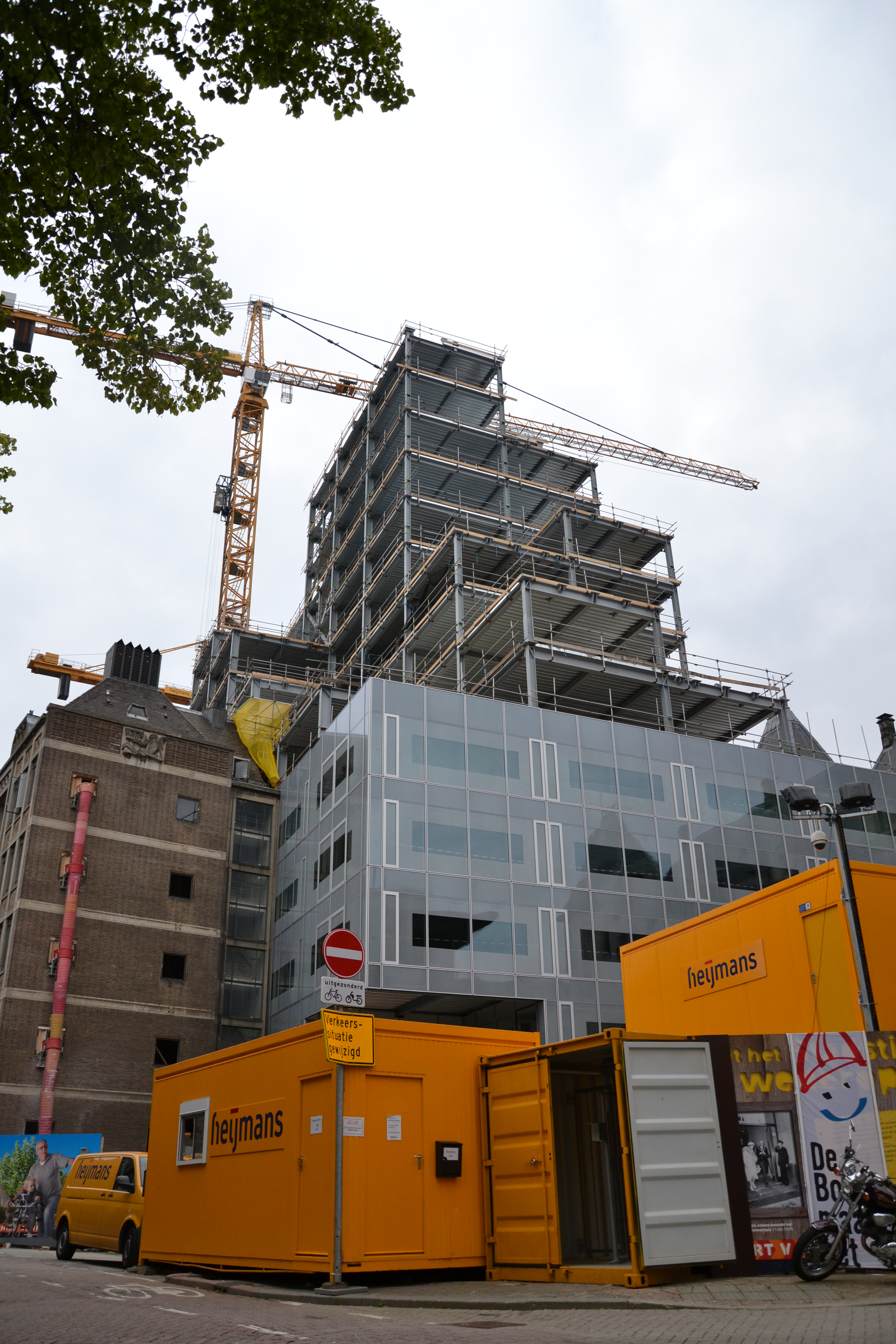 Stiftlassen op grote hoogte tijdens de bouw van het Timmerhuis