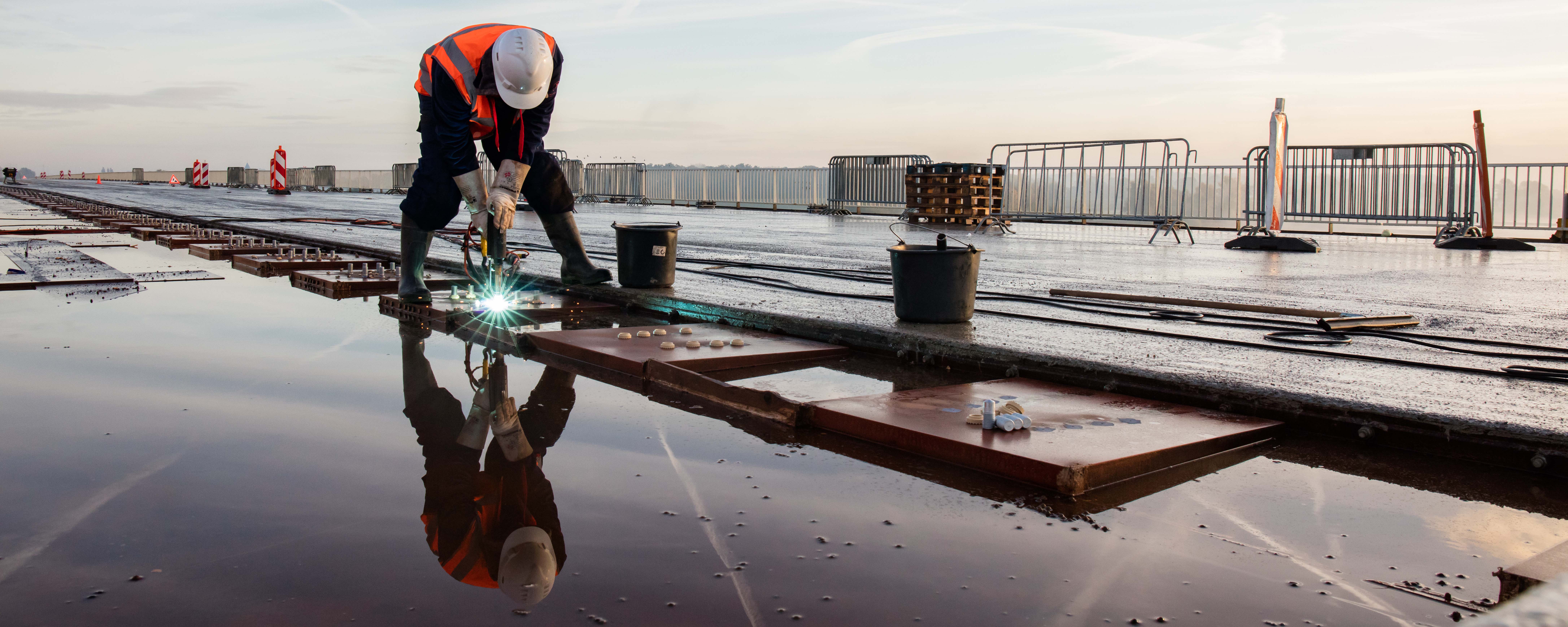 17.000 M24 lasbouten stiftlassen tijdens renovatie Waalbrug bij Ewijk