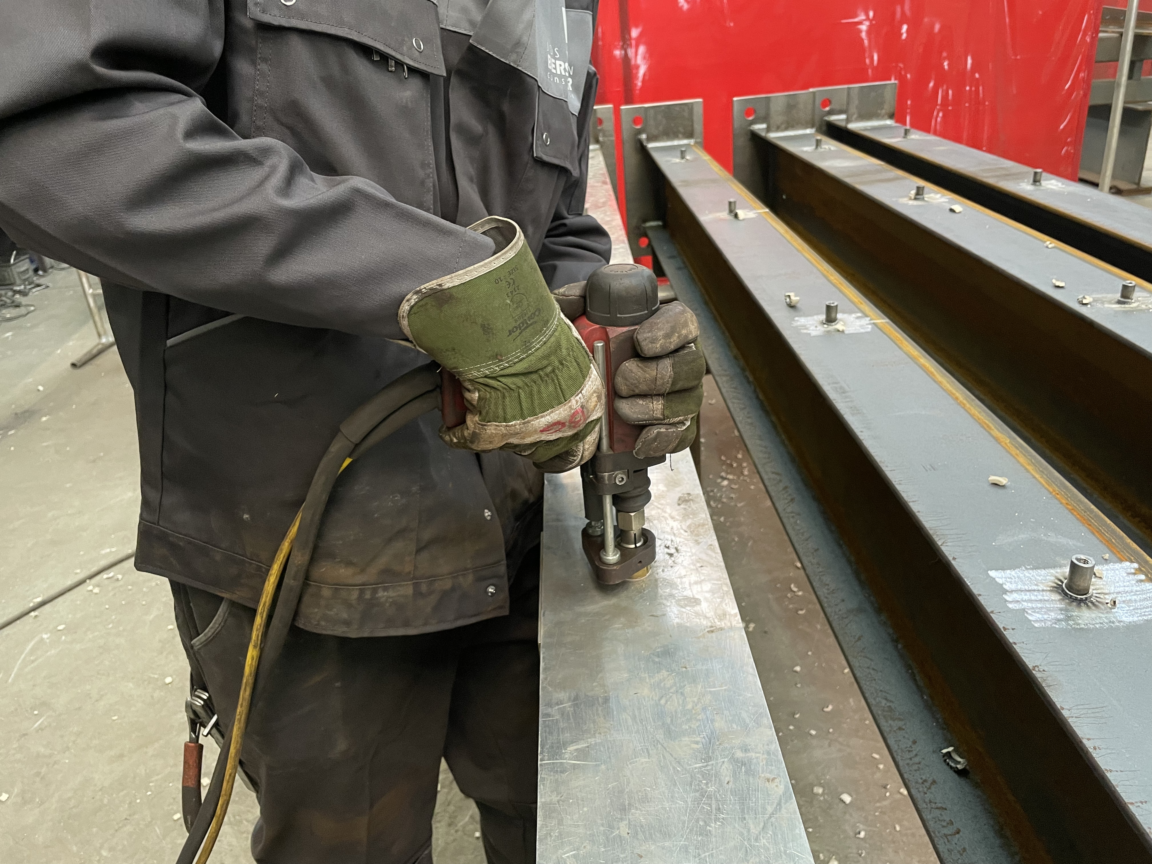 Stiftlassen als onderdeel van de productie van geluidsschermen