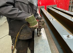 Stiftlassen als onderdeel van de productie van geluidsschermen