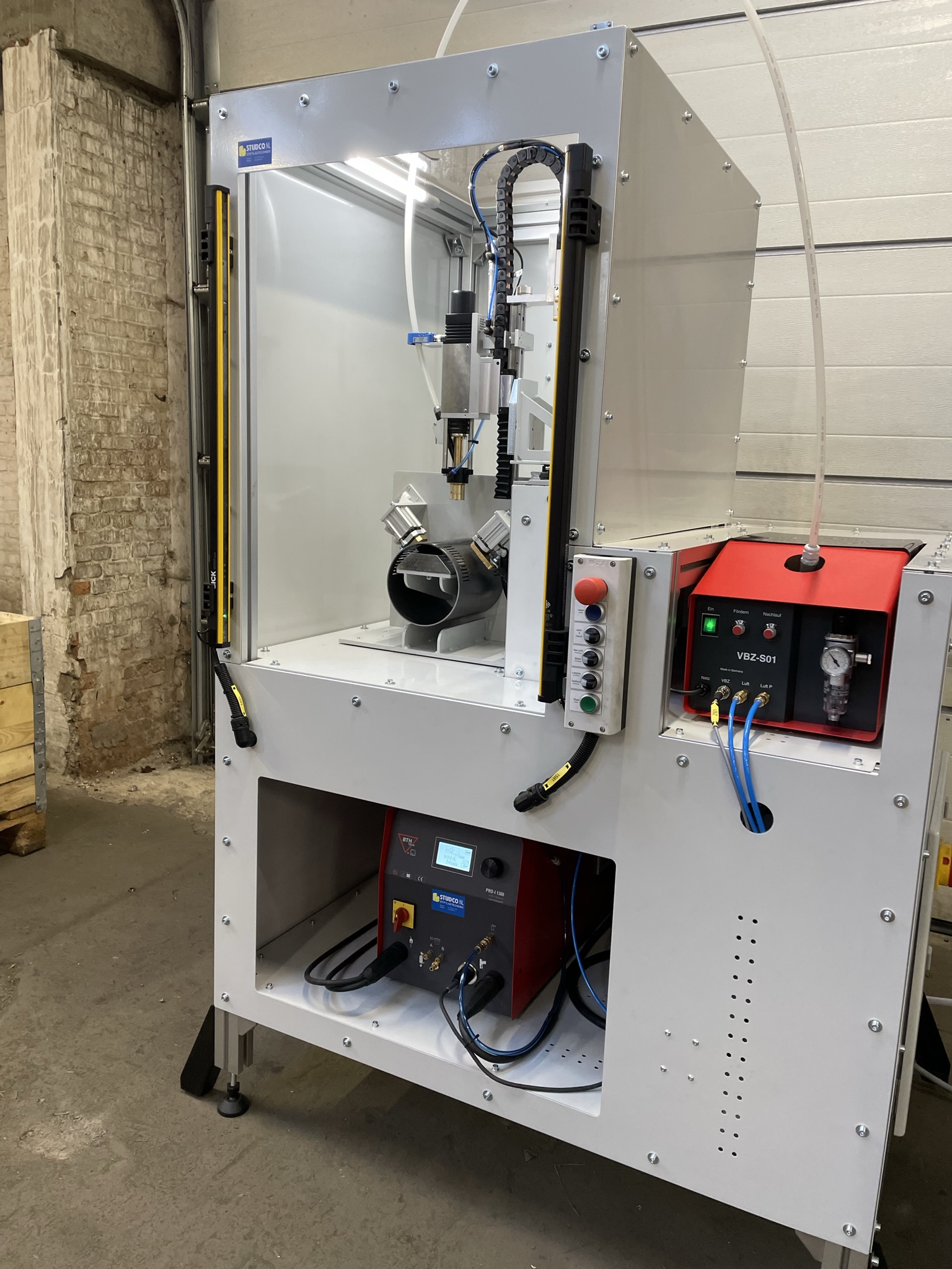 Levering automatisch stiftlassysteem bij Elnor Motors